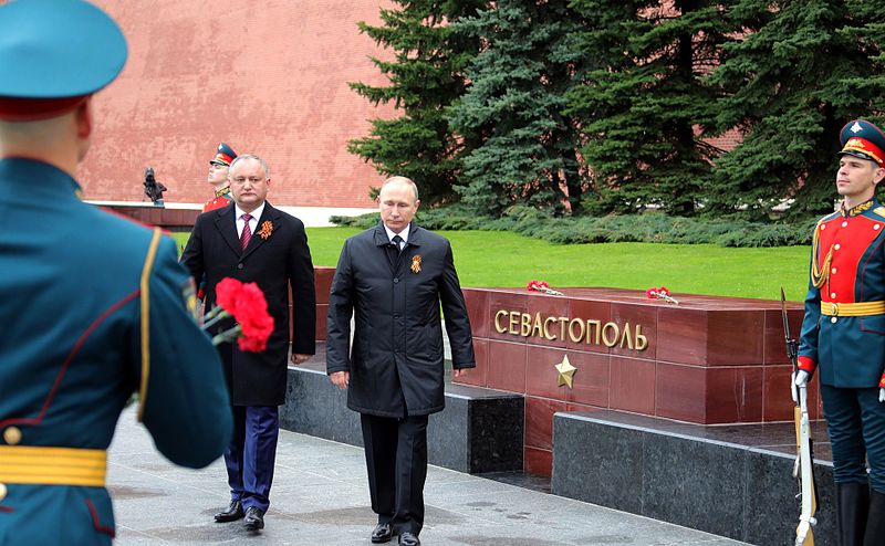 File:Laying wreath at the Tomb of the Unknown Soldier in Moscow 2017-05-09 011.jpg