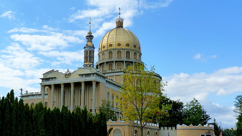 File:Licheń- Sanktuarium Matki Bożej Licheńskiej. Bazylika fragment budynku - panoramio (2).jpg