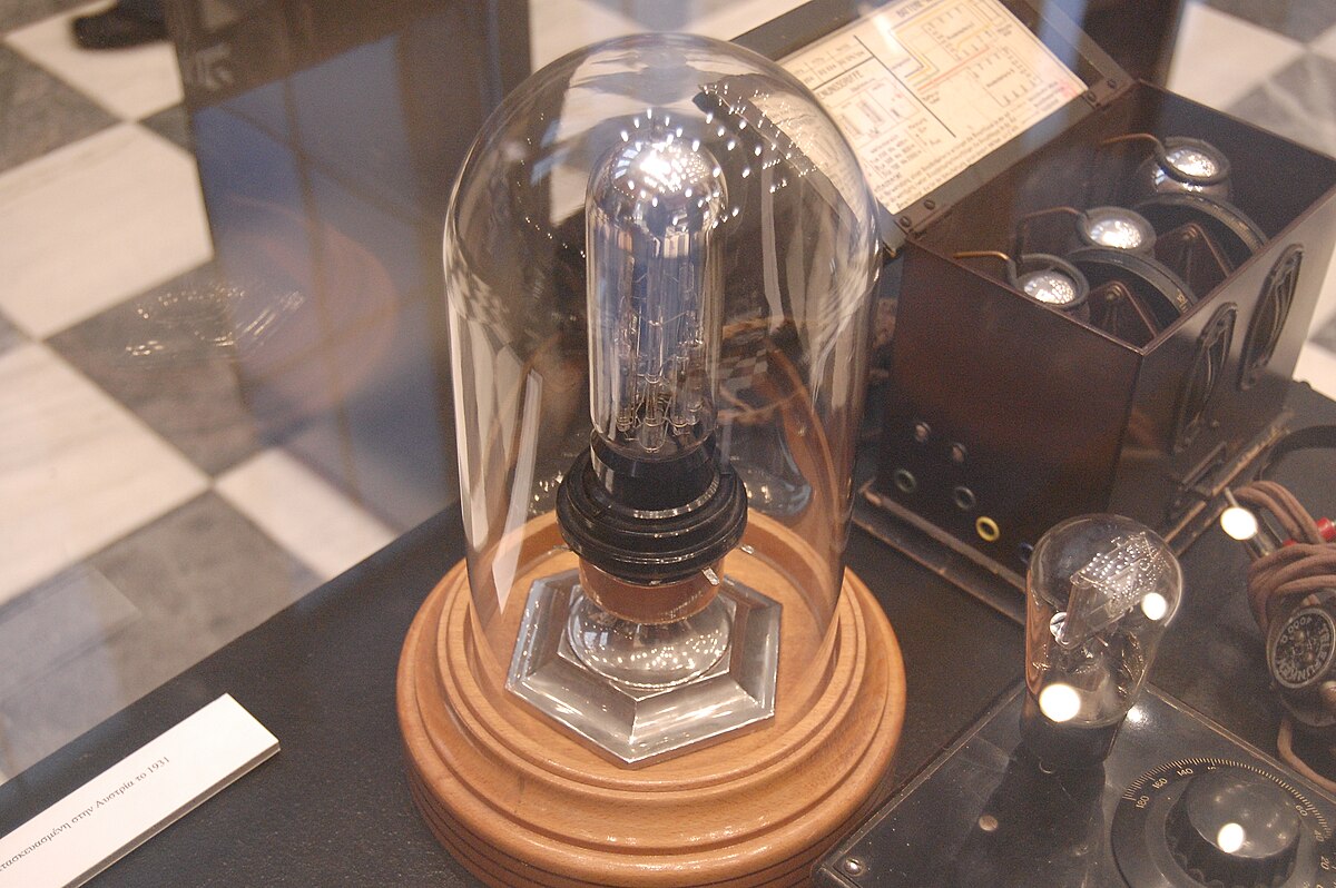 Produced by the German Loewe-Audion GmbH as early as 1926, the device consisted of three triode valves (tubes) in a single glass envelope together wit