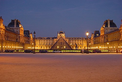 חזית מוזיאון הלובר בפריז, מוזיאון האמנות מהמוכרים ביותר בעולם