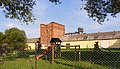 Une aire de jeux pour enfants et un ancien bâtiment de ferme