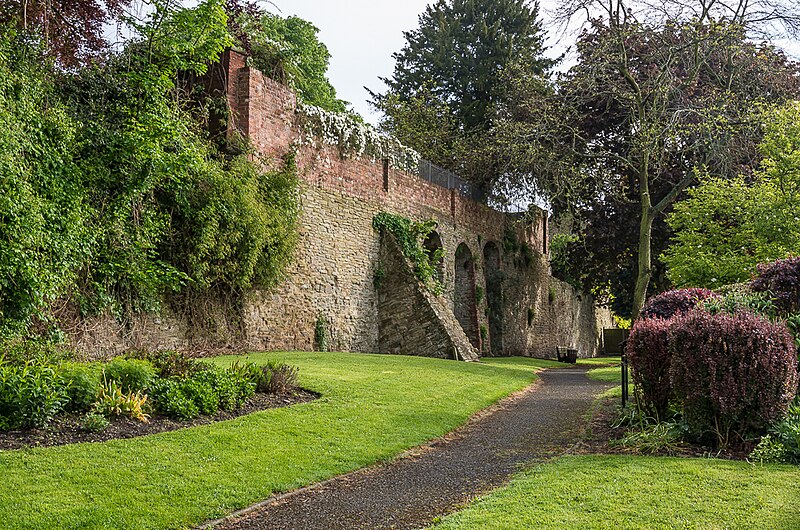 File:Ludlow Town Walls north of St John's Road.jpg