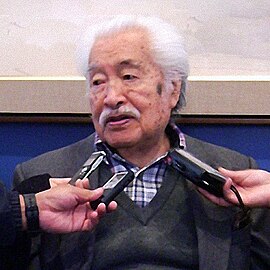 Luis Nishizawa siendo entrevistado