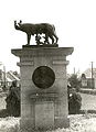 Statuia Lupa Capitolina pe vechiul amplasament din 1940 (Piaţa Basarabiei) The Capitoline Wolf Statue (Basarabiei Square)
