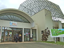 Entrée du bâtiment administratif de l'université de la Nouvelle-Calédonie