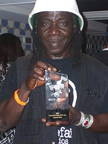 Mamadou Diop memegang 2011 Boston Music Award setelah memenangkan penghargaan sebagai Artis Internasional Tahun