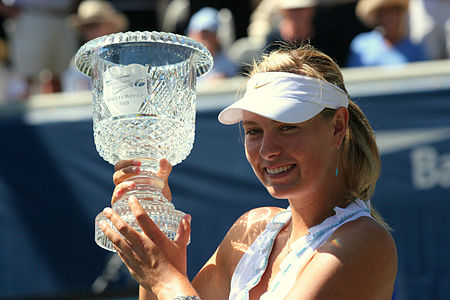 Maria Sharapova levanta o troféu após ganhar o título do Bausch & Lomb Championship de 2008.