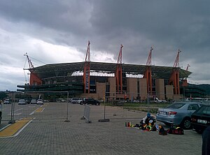 Udsigt over Mbombela Stadium fra parkeringspladsen