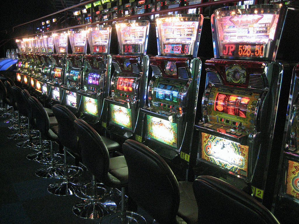 File:Medal slot machine.jpg - Wikimedia Commons