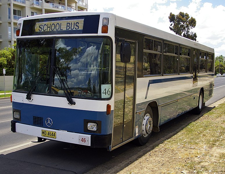 File:Mercedes-Benz OH 1418 (front view).jpg