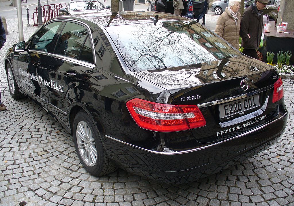 analizar coser Ropa Archivo:Mercedes-Benz W212 E 220 CDI Avantgarde 7-G-Tronic Obsidianschwarz  Heck.JPG - Wikipedia, la enciclopedia libre