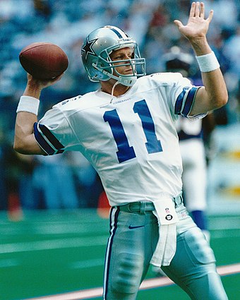 Former Dallas Cowboys quarterback Mike Quinn throwing the football