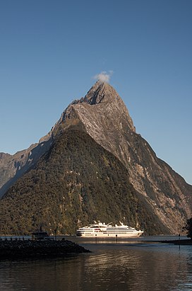 Milford Sound, 2016-01-31, Mitre Peak desde el puerto.jpg