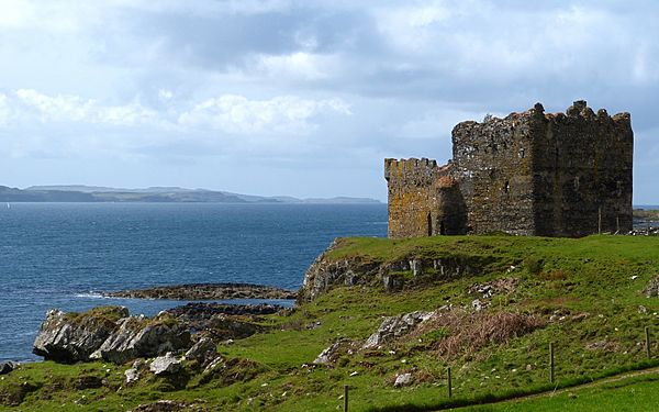 Ruinous Mingary Castle before its renovation. This thirteenth- or fourteenth-century citadel may have been constructed by Dubgall's descendants. As su