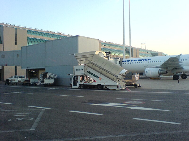 File:Mobile closed Gangway of Alitalia (FCO).JPG