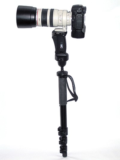 Camera and telephoto lens mounted on monopod