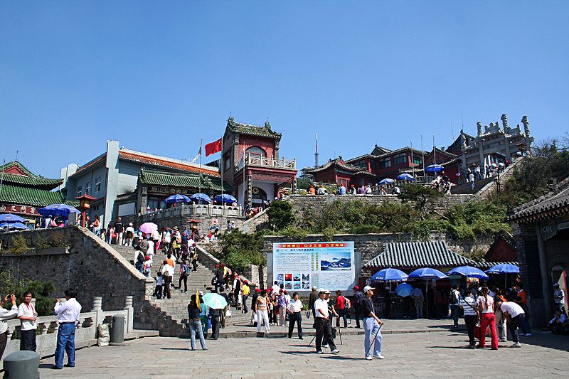 File:Mount tai souvenir shops 2006 09.jpg