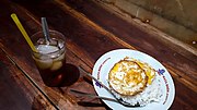 Makanan sederhana berupa nasi telur dan es teh manis di salah satu Warmindo di Kota Yogyakarta