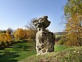 Platz 9: Heinz K. S. - Seinen Namen „Bär“ verdankt der Felsen aus Zechsteinkalk wohl seiner markanten Gestalt, die an einen aufrecht stehenden Bären erinnert. Sein alter Name ist jedoch „Todstein“. Hier soll eine vorchristliche Kultstätte gewesen sein, an der zu Ehren von Frau Holle das Ende des Winters und der Beginn des Frühjahrs gefeiert wurden. Bereits in 1926 wurde der Todstein und seine Umgebung als pflanzenkundliches und erdgeschichtliches Naturdenkmal ausgewiesen. Der Bereich gehört zum FFH-Gebiet „Meißner und Meißner Vorland“ im „Geo-Naturpark Frau-Holle-Land“.