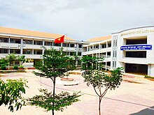 Edifícios e um pátio na Escola Secundária Nguyen Quang Dieu