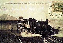 « Nouméa (Nlle-Calédonie) - Départ d'un train de voyageur pour la Dumbia », Carte postale, v. 1910.