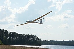 Ett segelflygplan över Särkijärvi vid Räyskälä flygfält