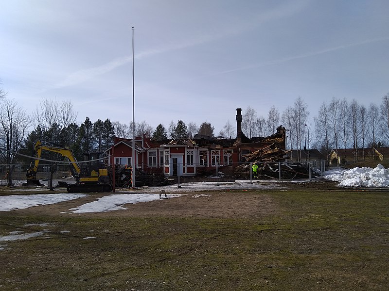 File:Old vicarage in Kempele after fire.jpg