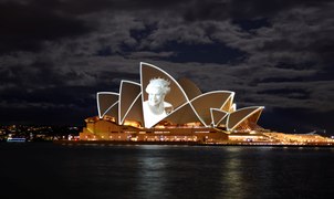 L'opéra illuminé en hommage à la reine Élisabeth II.