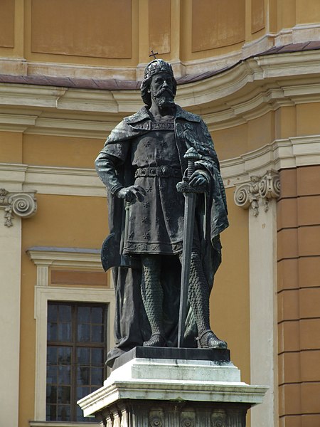 File:Oradea-Nagyvárad - statue of Ladislaus I.JPG