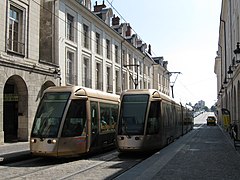 Deux rames du tramway d'Orléans rue Royale