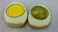 تخم‌مرغ بیش از حد پخته شده با پوشش سبز روی زرده
