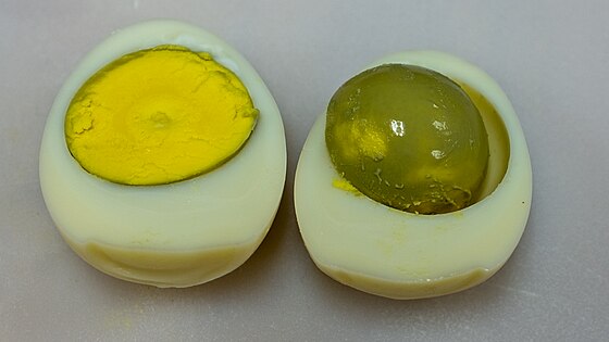 Почему яйца серые. Переваренные яйца. Переваренный желток. Желток переваренного яйца. Зеленый желток вареноеяййо.