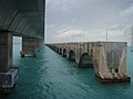 Links de Overseas Highway, rechts de resten van de Overseas Railroad