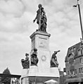 Overzicht bronzen standbeeld van Koning Willem II op zandstenen sokkel - Tilburg - 20347361 - RCE.jpg