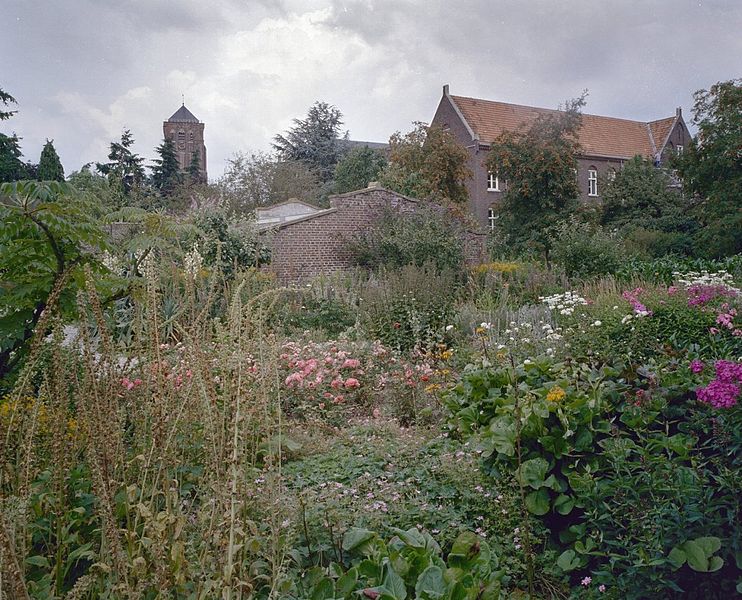 File:Overzicht tuin- bloementuin en grafkelder gebouw - Sambeek - 20340901 - RCE.jpg