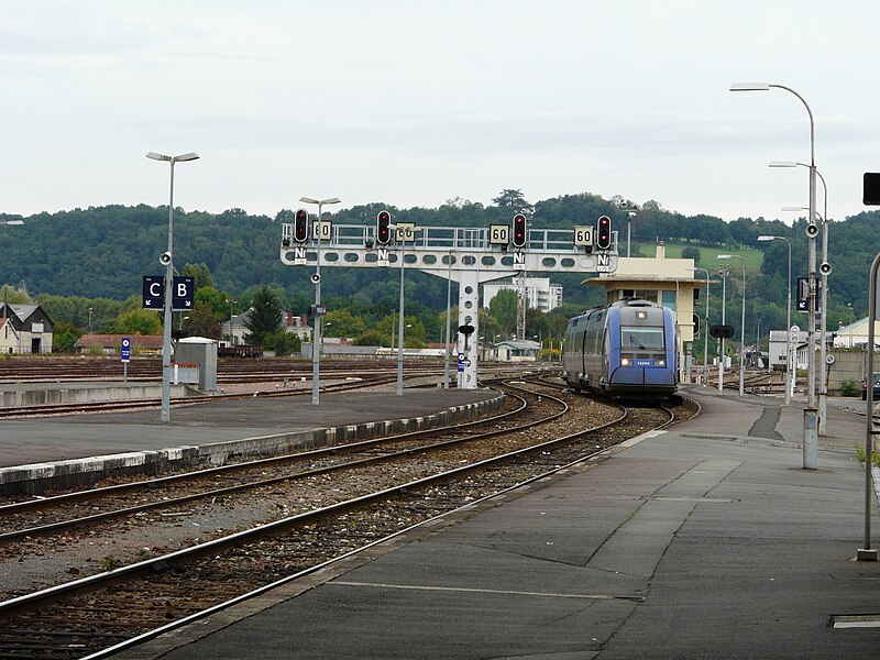 File:Périgueux gare - arrivée d'un TER en provenance de Limoges (2).jpg