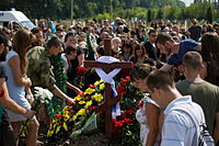 Люди кладуть квіти на могилу Миколи Гордійчука