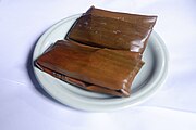 Bahasa Indonesia: Pais adalah kue khas Banjar. Jenis kue tradisional berupa campuran adonan pisang dan sagu yang dibungkus daun pisang, biasanya dikonsumsi dengan diolesi gula aren dan parutan kelapa. English: Pais is a typical Banjar cake. A type of traditional cake in the form of a mixture of banana and sago dough wrapped in banana leaves, it is usually consumed smeared with palm sugar and grated coconut. Banjar: Pais adalah wadai khas Banjar. Sabuting jenis kue tradisional dalam bantuk campuran pisang wan adonan sago nang dibungkus daun pisang, biasanya dikonsumsi disalut wan gula palem wan kelapa parut.