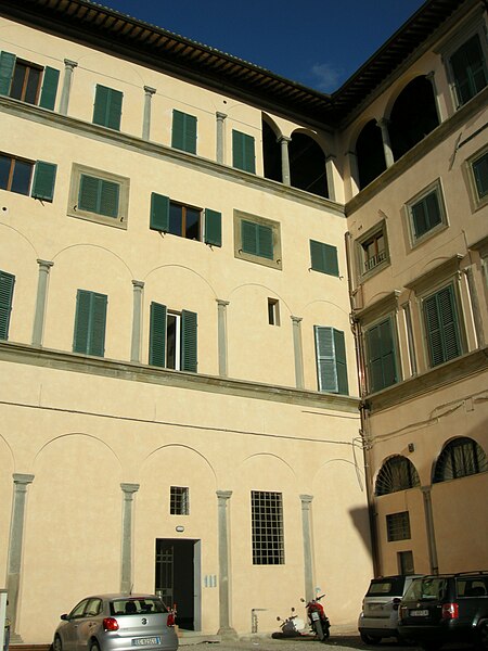 File:Palazzo vitelli in piazza 02.JPG