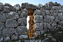 Mura di Pallanum con porta di ingresso