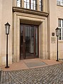 Haupteingang der Palucca Schule Dresden, Türgewände in Sandstein vom Typ Cotta
