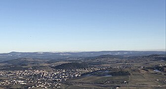 Depuis le suc d'Ayme : Yssingeaux (en bas à gauche), la RN88 (en dessous), les Alpes (Écrins, Vercors, Belledonne et Grandes Rousses, en fond) et le Pilat (au fond à gauche).