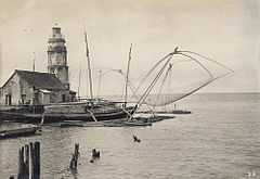 Pasig Lighthouse and a Filipino fishing boat.jpg