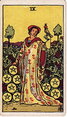 Une femme vétue d'une robe longue un faucon posé sur sa main, autour d'elle 9 pentacles (le mot anglais pour désigner les deniers). En haut de la carte, au milieu, un 9 en chiffre romain