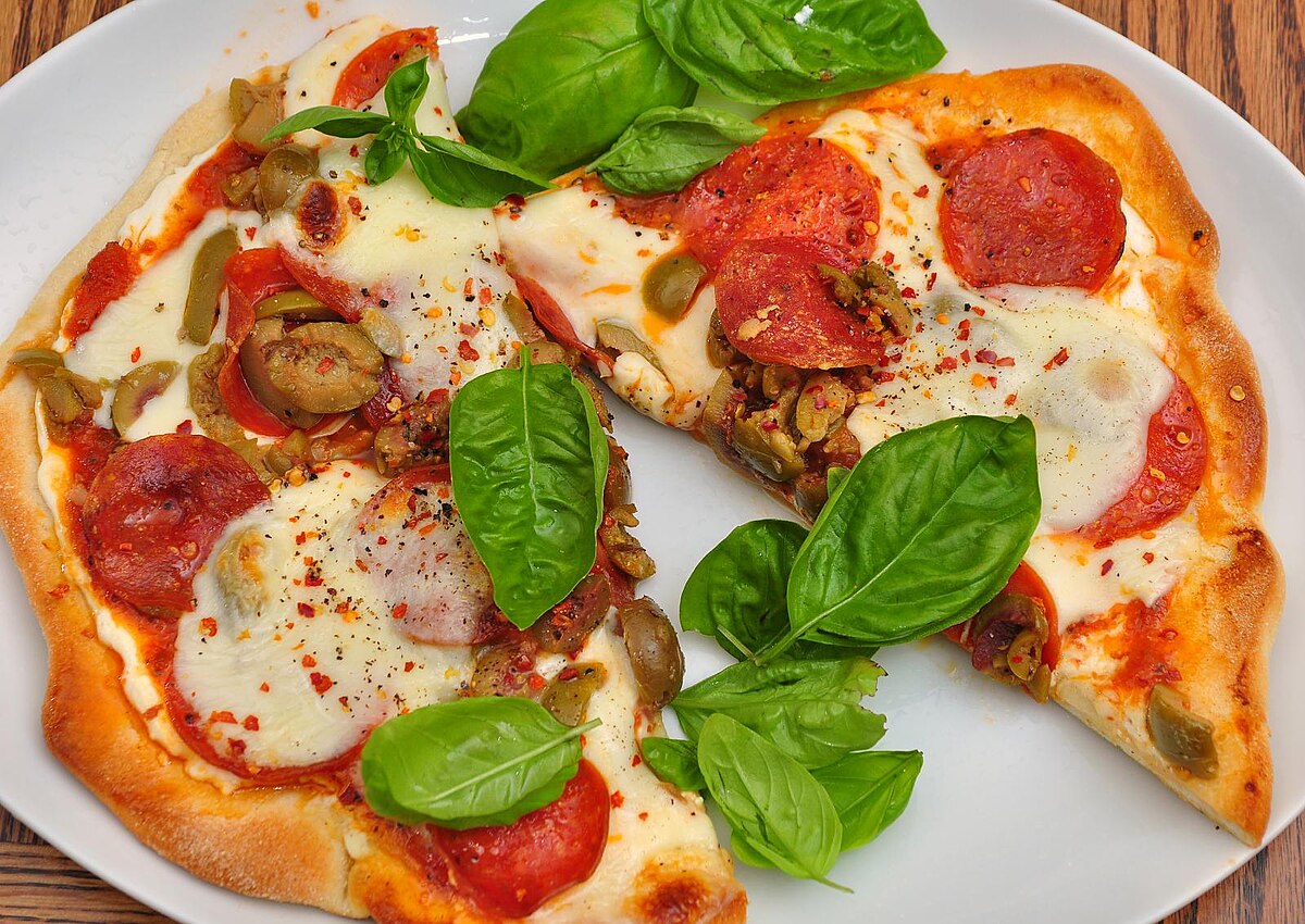 File Pepperoni pizza with basil.jpg Wikipedia