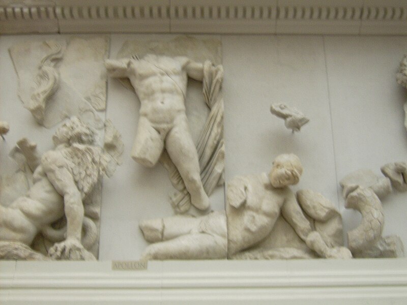 File:Pergamonmuseum - Antikensammlung - Pergamonaltar 05.jpg