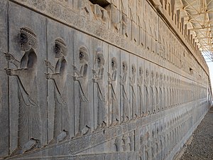 Bas-reliefs de gardes du palais dans l