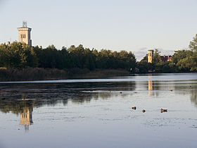 Holguin Pond.  Du kan se brandtornet och tornet i Truvellerhuset