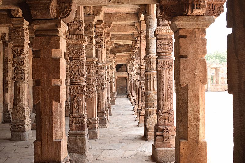 File:Pillars in Quwwat-ul-Islam Mosque.jpg