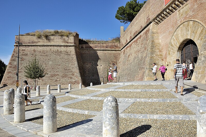 File:Place du Docteur René Puig.jpg